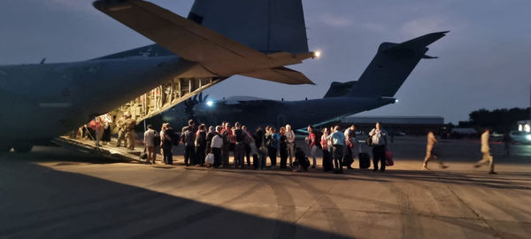 ▲▼義大利公民正在從蘇丹首都喀土穆撤離，登上一架義大利空軍C130運輸機。（圖／路透）
