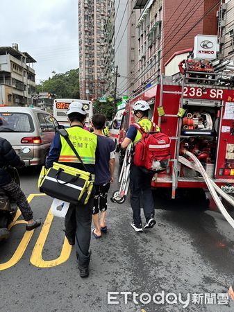 ▲▼             新北市新店屈北宜路二段今(24)日下午3時許男子試圖開瓦斯。（圖／記者陳以昇翻攝）