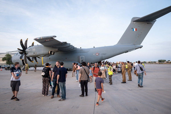 ▲▼法國總統馬克宏23日證實，法國空軍的一架飛機已飛抵吉布地，從蘇丹接回法國與其他國家的撤離人員。（圖／路透）