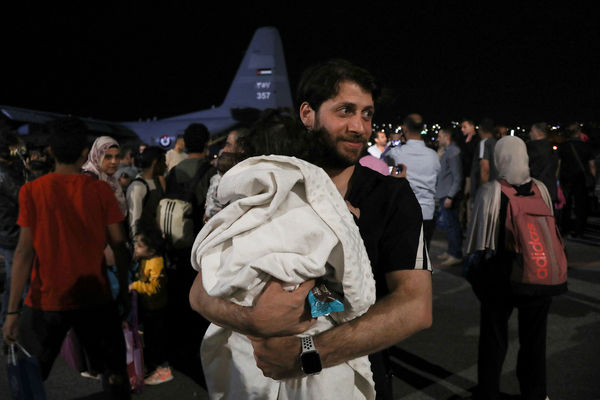 ▲▼約旦派遣4架軍機從蘇丹撤離343名約旦和其他國家人民，於24日平安抵達約旦安曼的馬爾卡軍事機場（Marka Military Airport）。（圖／路透）