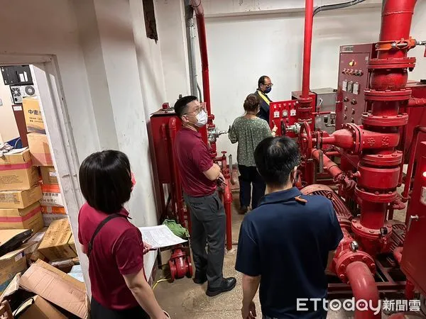 ▲台南市消防局第七大隊由葉偉德副大隊長率領安檢小組人員，啟動轄內大型醫療院所訪視宣導行程，宣導醫院工程防災。