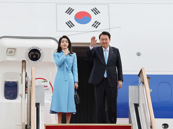 ▲▼南韓總統尹錫悅、第一夫人金建希24日下午從首爾機場搭乘總統專機「空軍一號」啟程訪美。（圖／CFP）