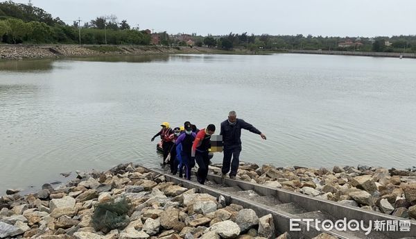 ▲金門蘭湖溺水案，失蹤許姓男子找到了，但人已成一具冰冷遺體。（圖／記者林名揚翻攝，下同）