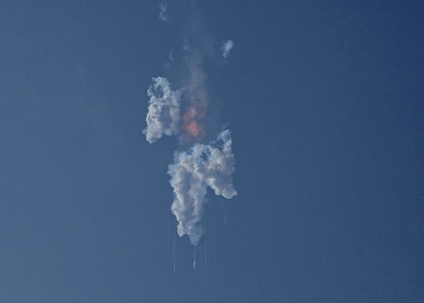 ▲▼SpaceX星艦（Starship）升空約4分鐘後在墨西哥灣上空爆炸。（圖／達志影像／美聯社）