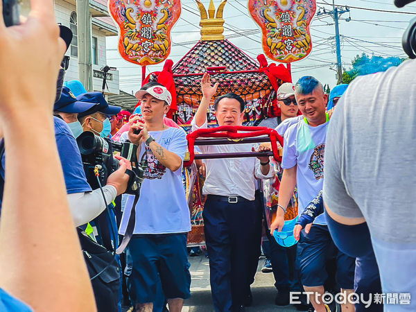 ▲▼  大甲媽到新港36週年 翁章梁率縣府一級主管隆重迎駕 。（圖／記者翁伊森翻攝）