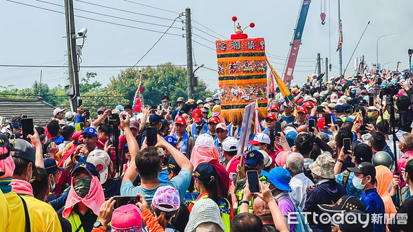 ▲▼  大甲媽到新港36週年 翁章梁率縣府一級主管隆重迎駕 。（圖／記者翁伊森翻攝）