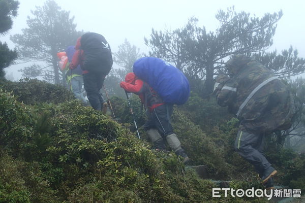 ▲登山遇到降雨，請穿上兩截式雨衣褲，妥善固定背包套，做好防水。（圖／玉山國家公園管理處提供）