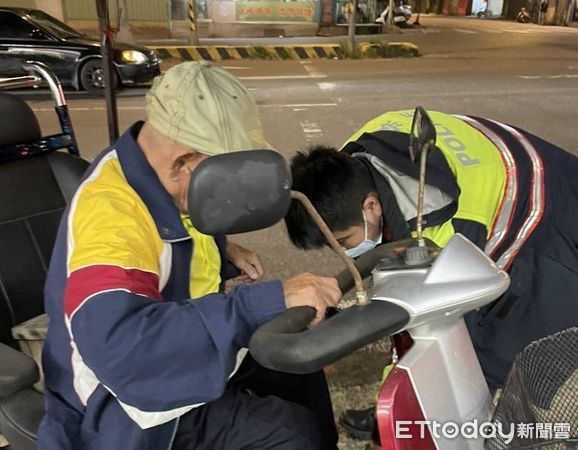 ▲林姓男子騎電動代步車迷途於大園工業區路旁。（圖／大園警分局提供）