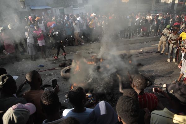 ▲▼海地首都太子港（Port-au-Prince）居民圍觀疑似幫派份子被民眾私刑焚燒的遺體。（圖／達志影像／美聯社）