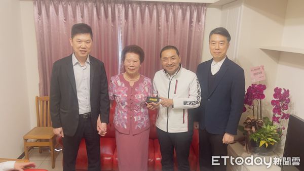 ▲▼   侯友宜慰訪新北市模範母親吳燕珠     。（圖／記者崔至雲攝）