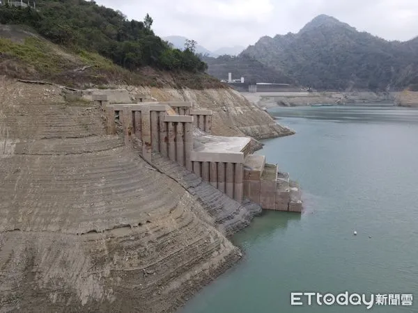 ▲▼             曾文水庫包覆象鼻鋼管的構造物。（圖／記者林悅翻攝）
