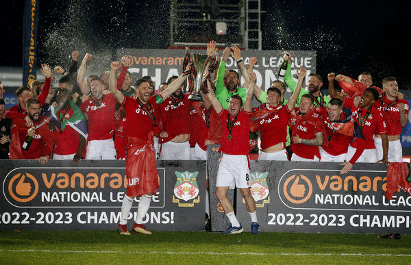 ▲▼雷克斯漢姆(Wrexham AFC)在3比1擊退波利咸活特 (Boreham Wood)，奪下全國聯賽冠軍；「死侍」萊恩雷諾斯(Ryan Reynolds)與洛麥艾漢尼(Rob McElhenney)。（圖／路透）