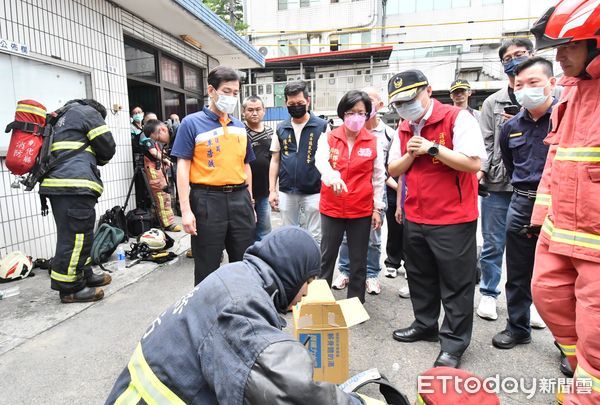 ▲▼彰化聯華食品工廠大火，縣長王惠美到場勘災。（圖／記者唐詠絮翻攝）