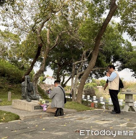 ▲日本AEON永旺集團代表來台採購台南鳳梨，黃偉哲陪同參訪水道博物館、八田與一銅像。（圖／台南市政府提供）