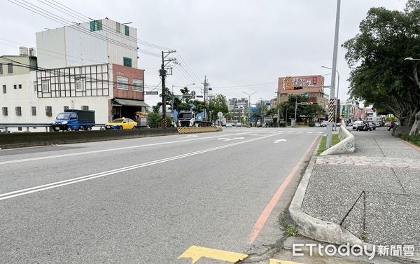 ▲一輛白色豐田轎車前晚在龍潭區觀光大池前，車上黑衣男持西瓜刀下車向騎士怒嗆，圖為案發現場空景。（圖／記者沈繼昌翻攝）