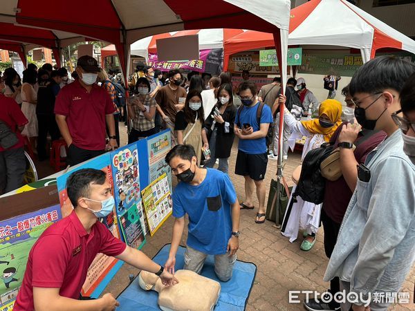 ▲台南市長黃偉哲偕同主辦單位中華醫事科技大學董事長鄭啟瑞、校長孫逸民，共同揭幕「歡慶開齋嘉年華活動」及「東南亞美食體驗工作坊」活動。（圖／記者林悅翻攝，下同）