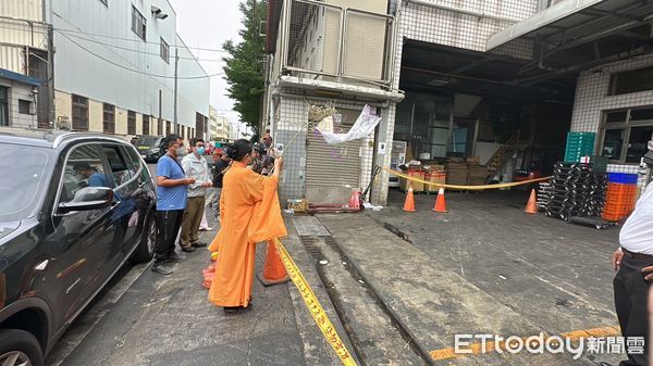 ▲▼彰化聯華食品工廠大火，法師招魂。（圖／記者許權毅攝）