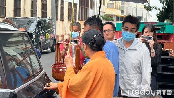 ▲▼彰化聯華食品工廠大火，法師招魂。（圖／記者許權毅攝）