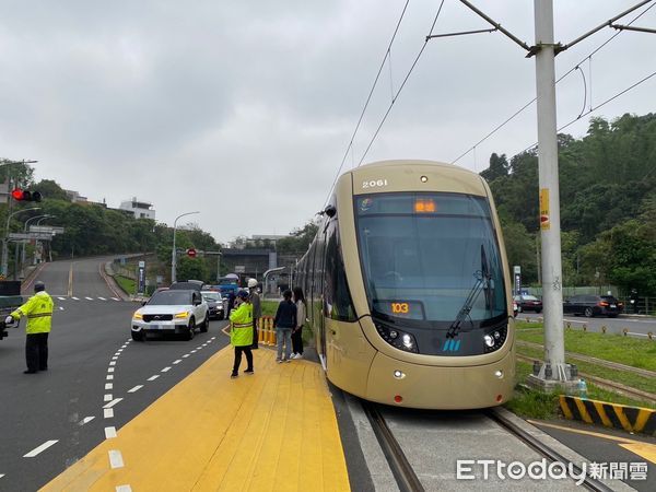 ▲▼安坑輕軌列車被休旅車擦撞，警方到場處理事故             。（圖／記者陳以昇翻攝）