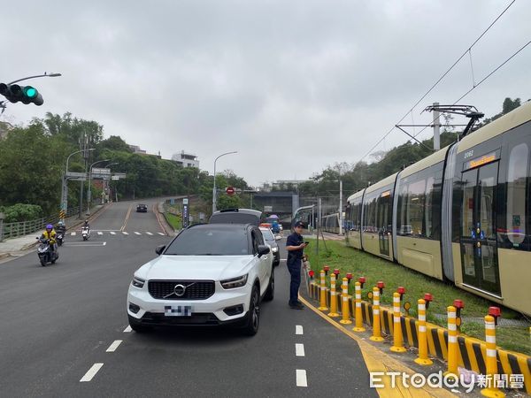 ▲▼安坑輕軌列車被休旅車擦撞，警方到場處理事故             。（圖／記者陳以昇翻攝）