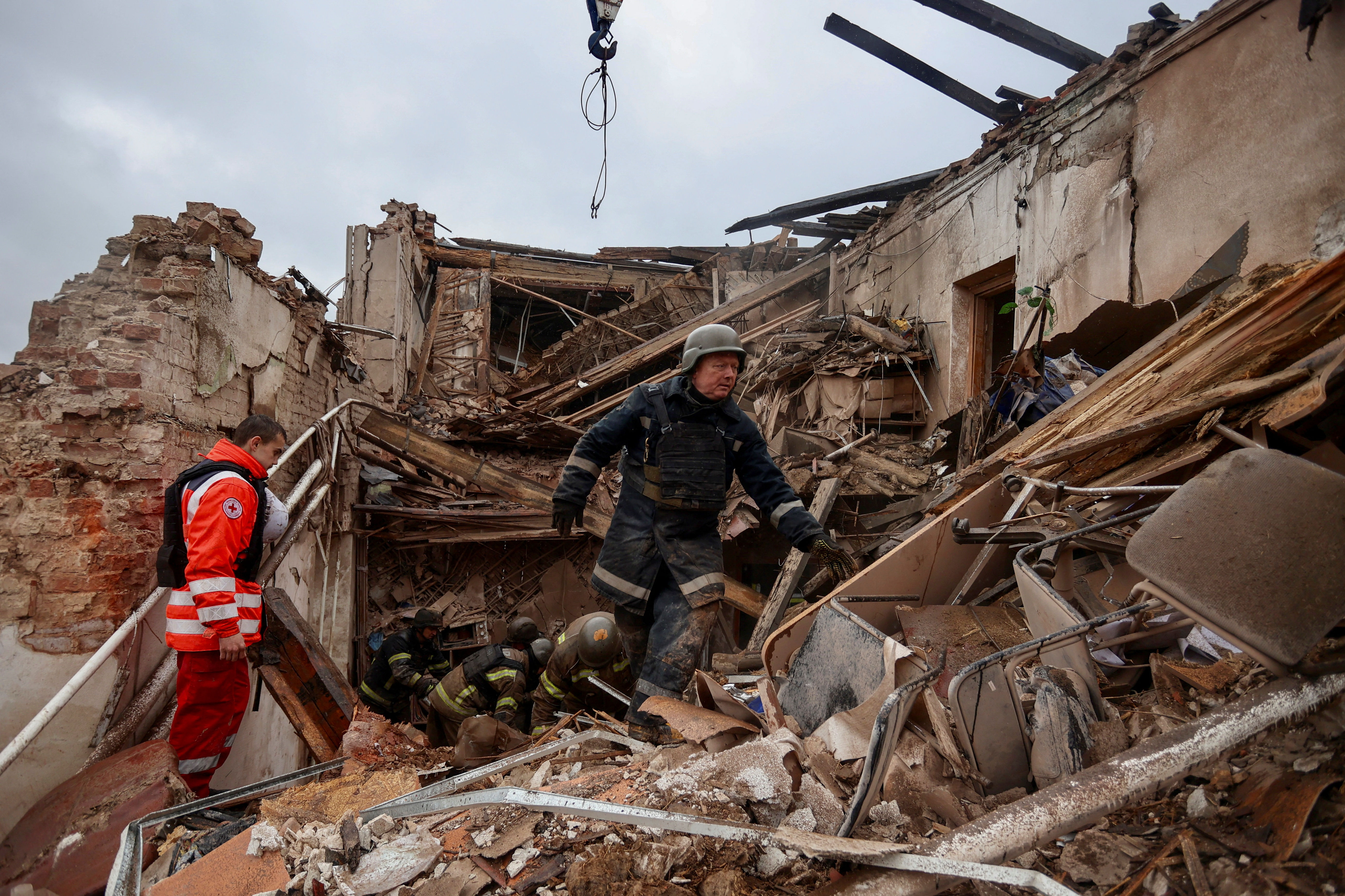 ▲俄羅斯轟炸烏克蘭庫皮楊斯克的歷史博物館，造成平民死傷。（圖／路透）