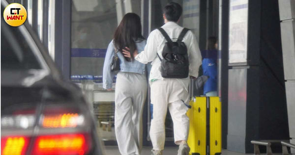 兩人抵達機場，晨泓軍很自然地將手撫上林采緹的背。（圖／本刊攝影組）