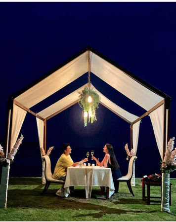 兩人在普吉島納卡飯店共享浪漫晚餐。（圖／取自晨泓軍IG）