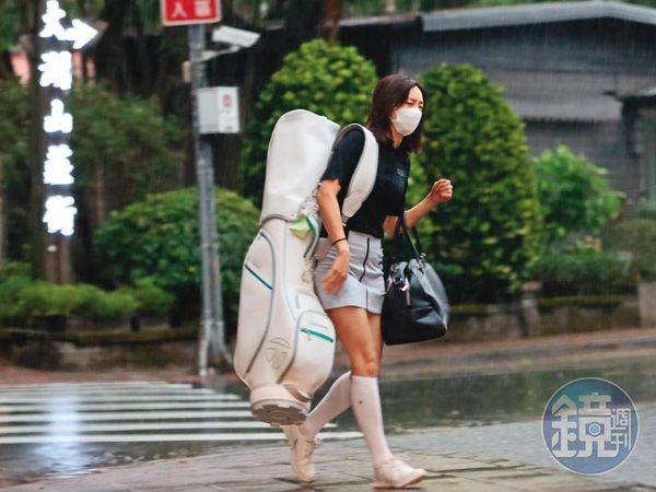 【王子丟包席惟倫1】雷雨中慘遭王子路邊放生　席惟倫臭臉獨扛高爾夫球袋