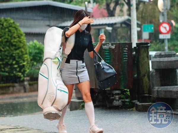 【王子丟包席惟倫1】雷雨中慘遭王子路邊放生　席惟倫臭臉獨扛高爾夫球袋