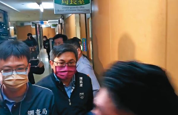 台南市前經發局長陳凱凌涉嫌收賄、接受性招待，遭台南地檢署起訴。