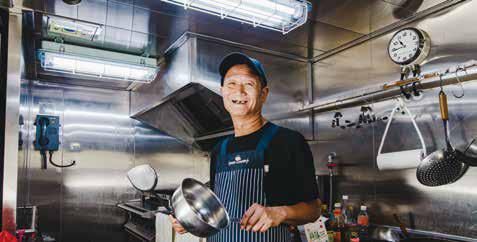 ▲▼像是《航海王》裡的香吉士，船廚洪進松20多年來在海上料理三餐，餵飽各方海上好手，練就看天氣隨機應變的功夫。（圖／鄭十一、廖芷瑩攝影／蔚藍文化提供）