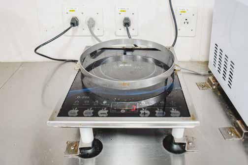 ▲▼像是《航海王》裡的香吉士，船廚洪進松20多年來在海上料理三餐，餵飽各方海上好手，練就看天氣隨機應變的功夫。（圖／鄭十一、廖芷瑩攝影／蔚藍文化提供）