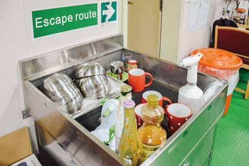 ▲▼像是《航海王》裡的香吉士，船廚洪進松20多年來在海上料理三餐，餵飽各方海上好手，練就看天氣隨機應變的功夫。（圖／鄭十一、廖芷瑩攝影／蔚藍文化提供）