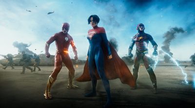 DC《閃電俠》全新預告來了！首波評價出爐　蝙蝠俠、超少女拯救世界