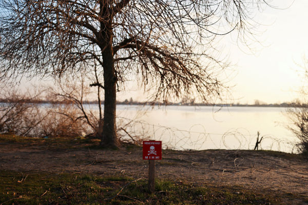 ▲▼第聶伯河沿岸設有地雷警告標示。（圖／路透）