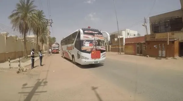 ▲大陸駐蘇丹大使館安排的喀土穆撤僑專車。（圖／翻攝環球時報）