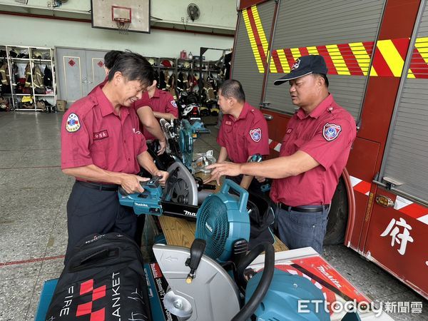 ▲台南市新化區義消顧問林金池，捐贈一批破壞器材及電動車滅火毯予消防局第四大隊新化分隊，有效提升消防人員的救災效能。（圖／記者林悅翻攝，下同）