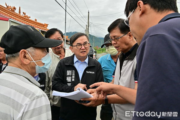 ▲劉櫂豪會勘卑南鄉十股地區農路。（圖／記者楊漢聲翻攝）