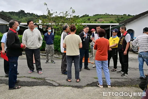 ▲劉櫂豪會勘卑南鄉十股地區農路。（圖／記者楊漢聲翻攝）