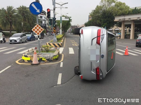 ▲屏東市大連路自小客車自撞安全島翻覆           。（圖／記者陳崑福翻攝，下同）