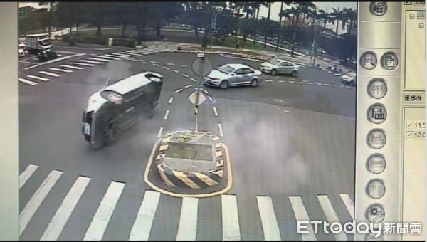 ▲屏東市大連路自小客車自撞安全島翻覆           。（圖／記者陳崑福翻攝，下同）