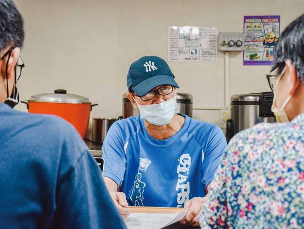 ▲▼像是《航海王》裡的香吉士，船廚洪進松20多年來在海上料理三餐，餵飽各方海上好手，練就看天氣隨機應變的功夫。（圖／鄭十一、廖芷瑩攝影／蔚藍文化提供）