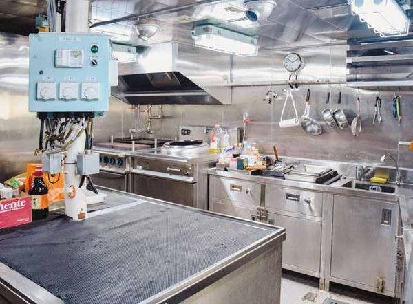 ▲▼像是《航海王》裡的香吉士，船廚洪進松20多年來在海上料理三餐，餵飽各方海上好手，練就看天氣隨機應變的功夫。（圖／鄭十一、廖芷瑩攝影／蔚藍文化提供）