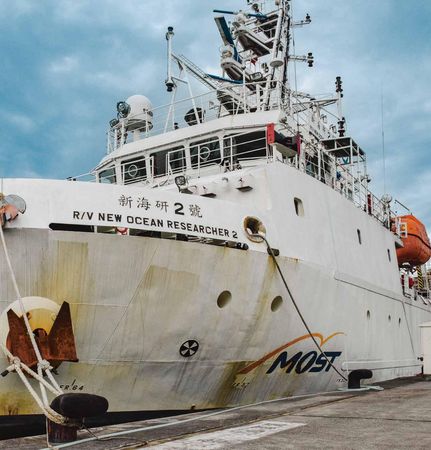 ▲▼像是《航海王》裡的香吉士，船廚洪進松20多年來在海上料理三餐，餵飽各方海上好手，練就看天氣隨機應變的功夫。（圖／鄭十一、廖芷瑩攝影／蔚藍文化提供）