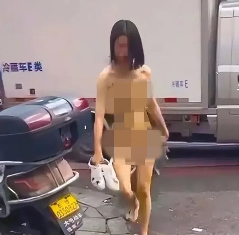 ▲▼女子全裸逛大街。（圖／翻攝微博）