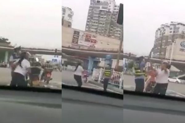 中國兩名交警被拍到互拋鑰匙，戲弄女車主。（圖／翻攝自推特／@whyyoutouzhele）