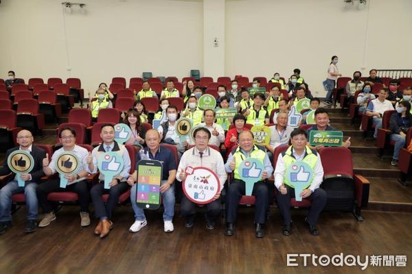 ▲澎湖縣陳光復縣長、澎湖縣副議長藍凱元及局處首長率員前來台南參訪，市長黃偉哲就台南市建置智慧化交通、停車管理等數位軟硬體建設，分享台南經驗。（圖／記者林悅翻攝，下同）