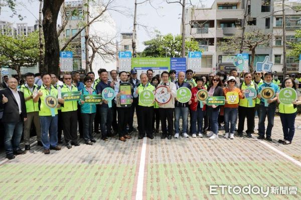 ▲澎湖縣陳光復縣長、澎湖縣副議長藍凱元及局處首長率員前來台南參訪，市長黃偉哲就台南市建置智慧化交通、停車管理等數位軟硬體建設，分享台南經驗。（圖／記者林悅翻攝，下同）