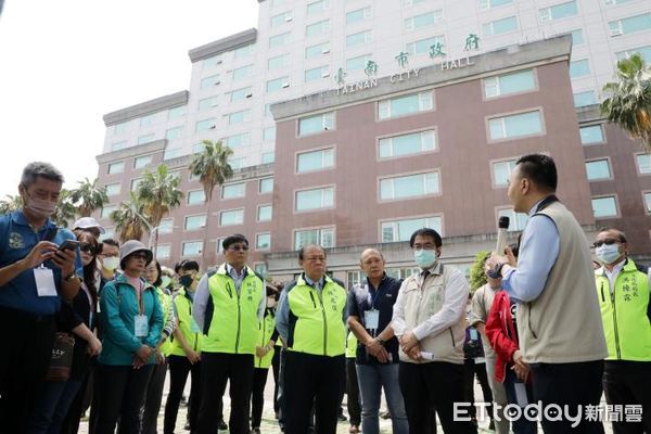 ▲澎湖縣陳光復縣長、澎湖縣副議長藍凱元及局處首長率員前來台南參訪，市長黃偉哲就台南市建置智慧化交通、停車管理等數位軟硬體建設，分享台南經驗。（圖／記者林悅翻攝，下同）