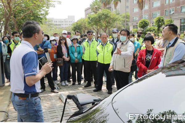 ▲澎湖縣陳光復縣長、澎湖縣副議長藍凱元及局處首長率員前來台南參訪，市長黃偉哲就台南市建置智慧化交通、停車管理等數位軟硬體建設，分享台南經驗。（圖／記者林悅翻攝，下同）